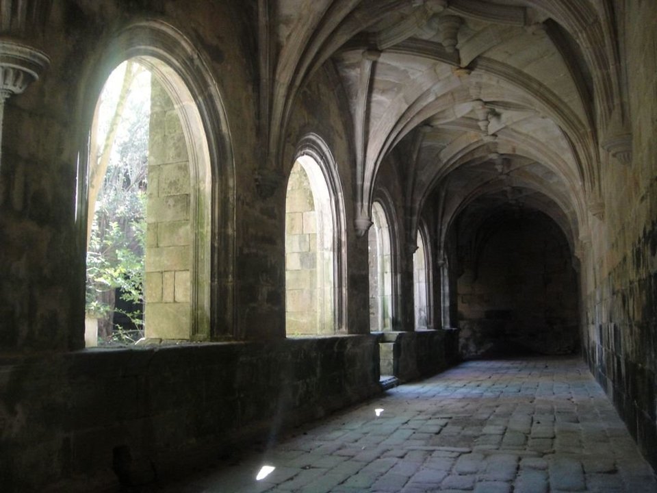 El claustro principal del monasterio de Oia, en buenas condiciones gracias a la piedra.