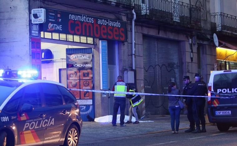 El cadáver del dueño del garaje Cambeses es examinado por la Policia tras  quedar tendido en la acera de Ramón Nieto al  ser tiroteado. 