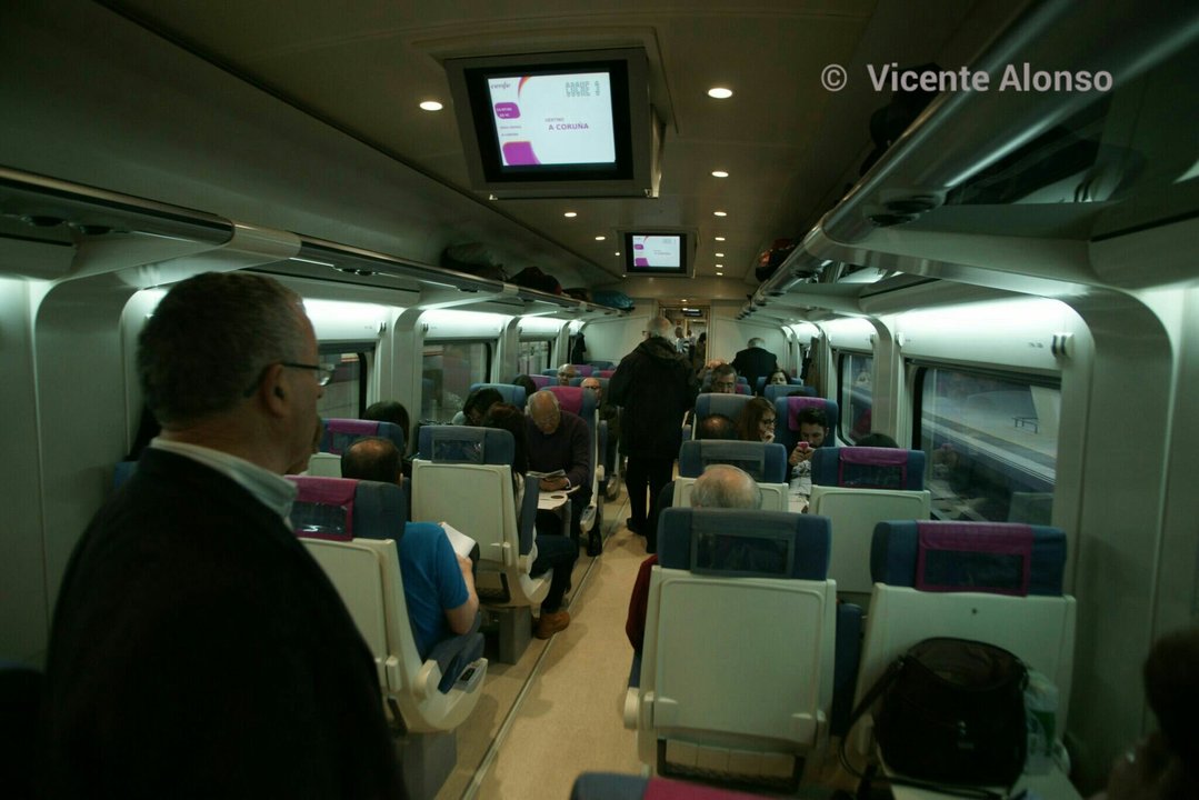 Miles de pasajeros estrenan  el AVE Vigo-Coruña y la estación de Urzaiz