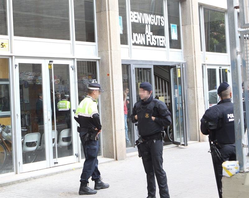 Efectivos de la Policía Nacional a las puertas del Instituto Joan Fuster de Barcelona