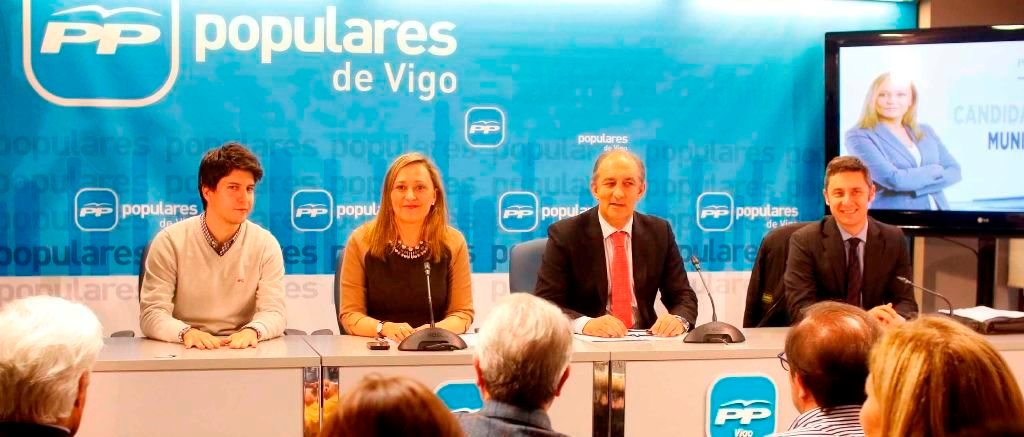 La junta local del PP conoció ayer la candidatura de Elena Muñoz, que ella misma presentó.