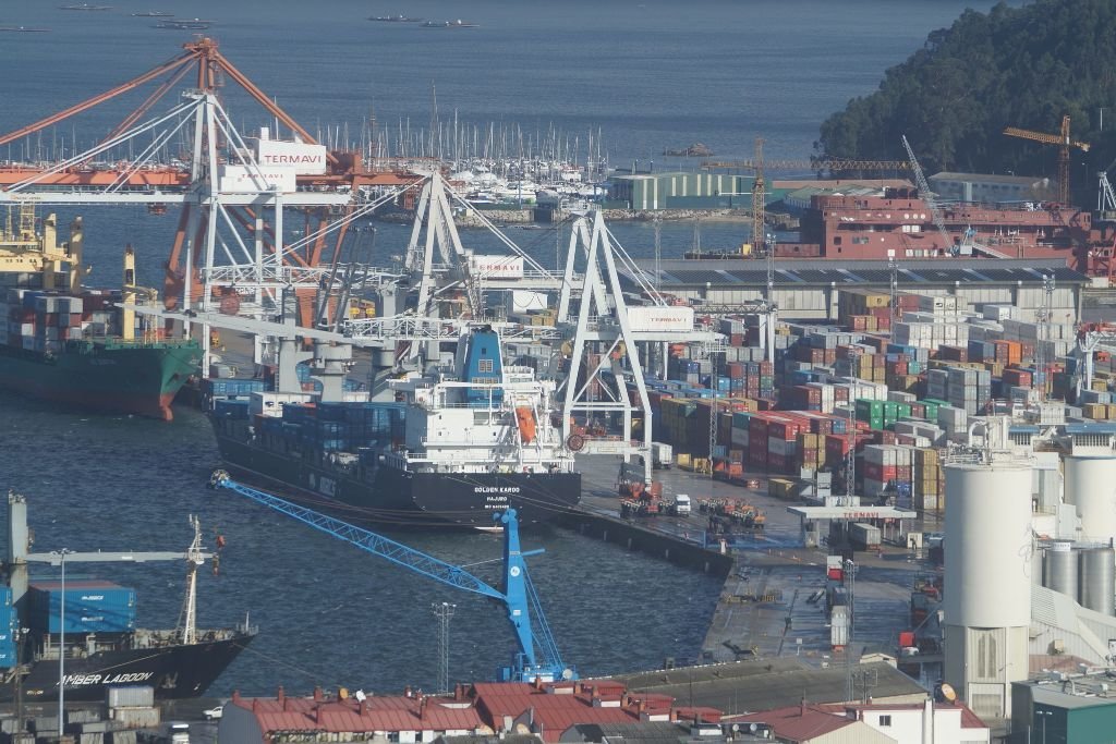 El puerto vigués, pulmón exportador de la comunidad gallega, con la terminal de Guixar llena de contenedorse.