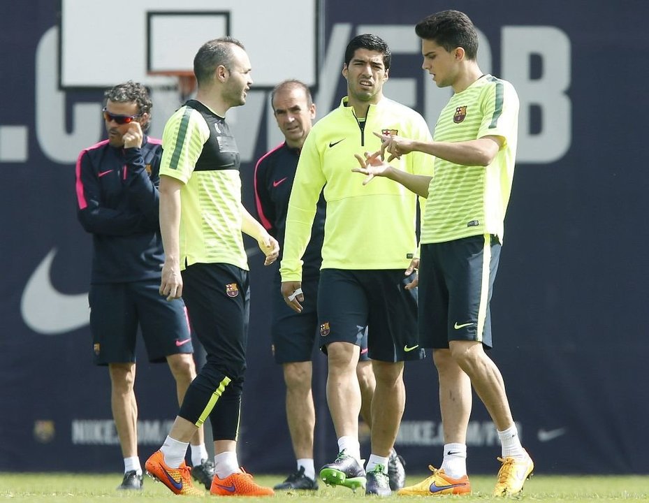 Iniesta, Luis Suárez y Bartra, durante el entrenamiento que realizó ayer el Barcelona.