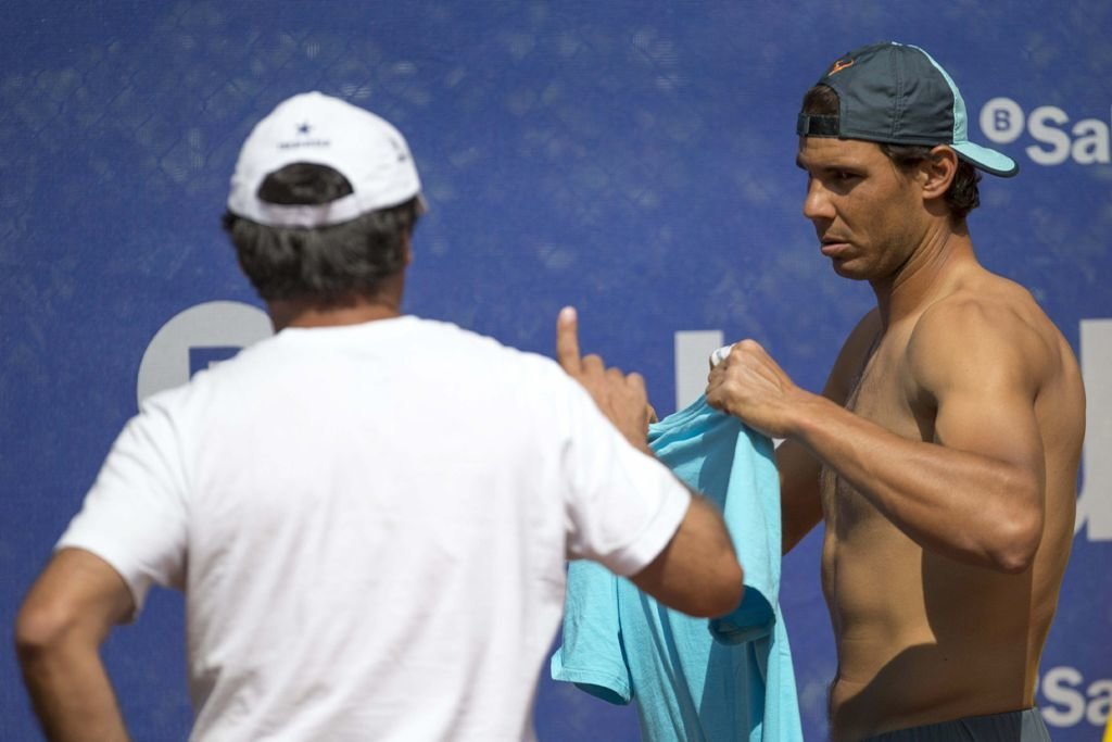 Toni Nadal da instrucciones a Rafa en el entrenamiento de ayer.