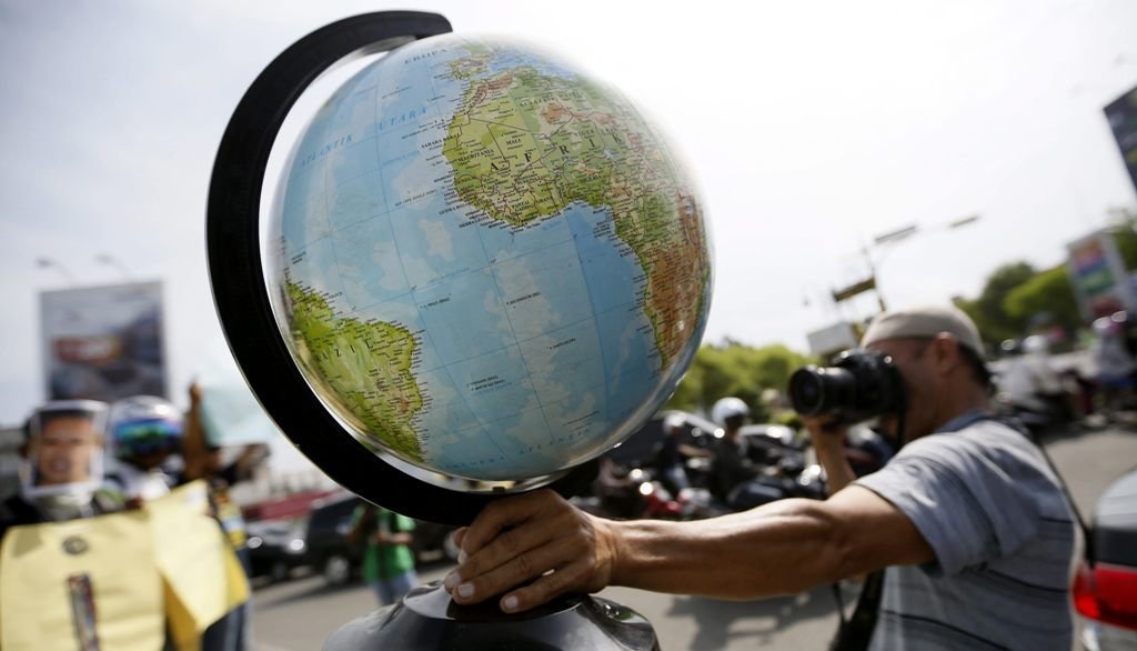 Un fotógrafo realiza una instantánea de un globo terráqueo con motivo del Día de la Tierra.