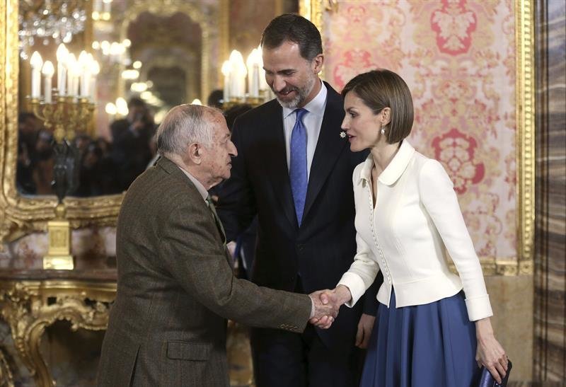 Los Reyes Felipe y Letizia saludan al último Premio Cervantes, Juan Goytisolo