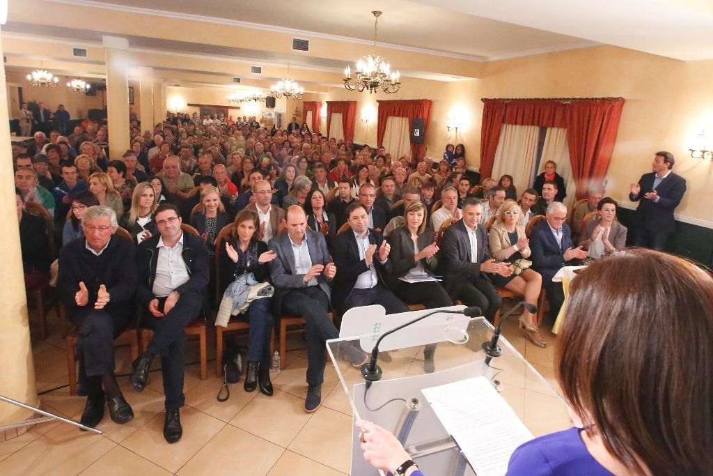 Posado de los candidatos del PP de Ponteareas que se presentan a las municipales del 24M.