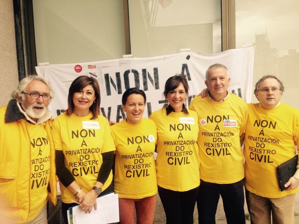 Miembros de SOS Xustiza, ayer, en la recogida de firmas en el Concello de Vigo.