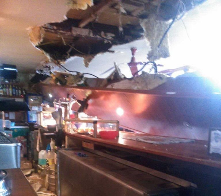 El falso techo de un bar de Teis se vino abajo de repente.
