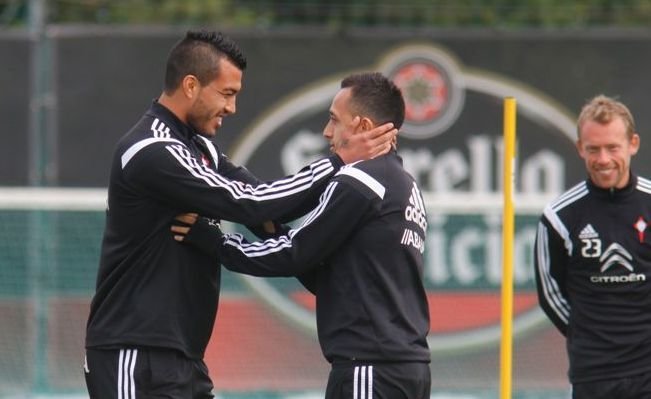 Cabral y Orellana bromean durante el entrenamiento de ayer; ambos serán titulares hoy.