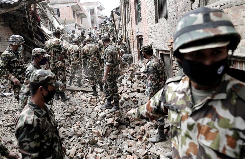 Equipos de soldados retiran los escombros mientras continúan las labores de búsqueda de personas cerca de Bhaktapur