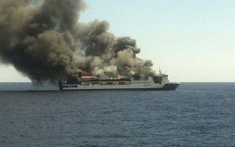 Fotografía facilitada por un viajero evacuado que muestra el incendio de un ferry de la compañía Acciona Trasmediterránea