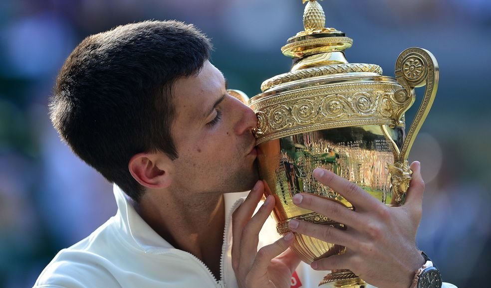 Novak Djokovic besa el trofeo que le acredita como ganador del torneo de Wimbledon del 2014