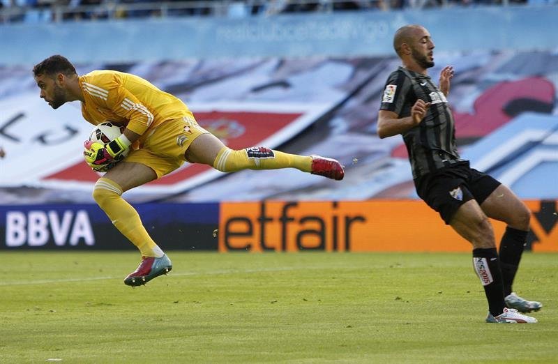 El portero del Celta de Vigo, Sergio Álvarez (i), atrapa el balón ante el delantero marroquí del Málaga, Nordin Amrabat