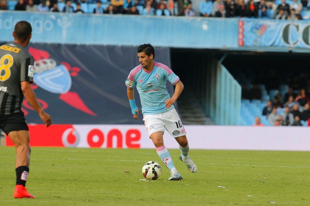 Nolito conduce el balón durante el partido ante el Málaga.