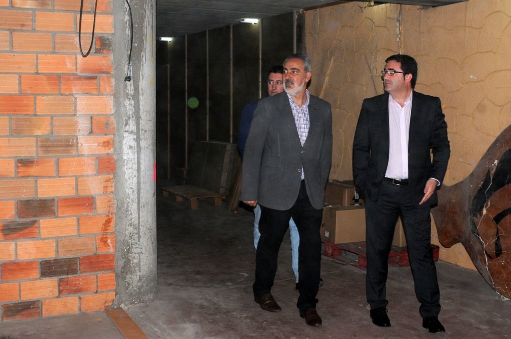 Miguel Domínguez acompañado por Cores Tourís y Rial, inspeccionando la zona a remodelar.