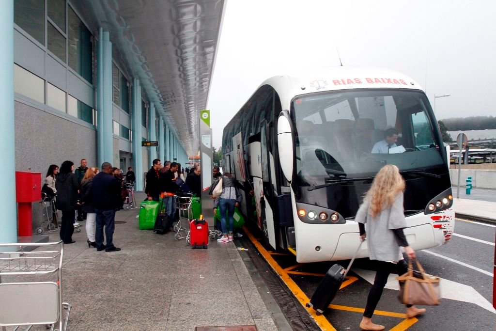 Los pasajeros de dos vuelos tuvieron que ser trasladados hasta Lavacolla en autobús para poder viajar ayer hasta Madrid.