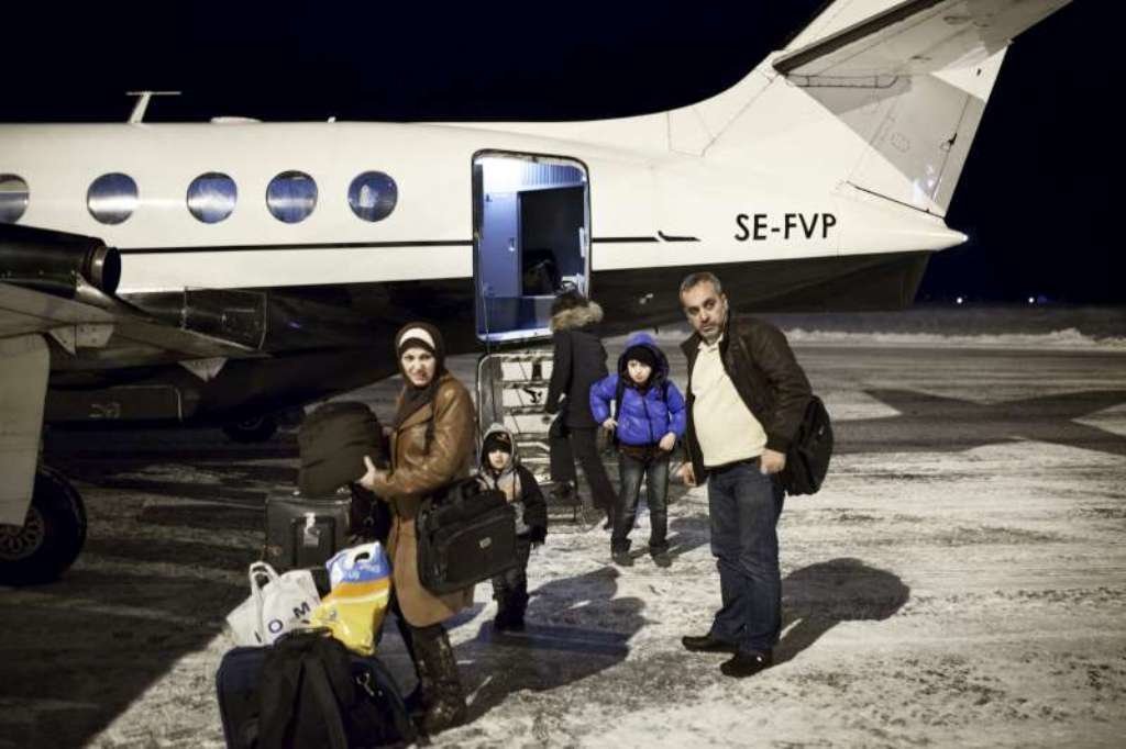 Una familia de refugiados sirios, poco después de aterrizar en un aeropuerto sueco.