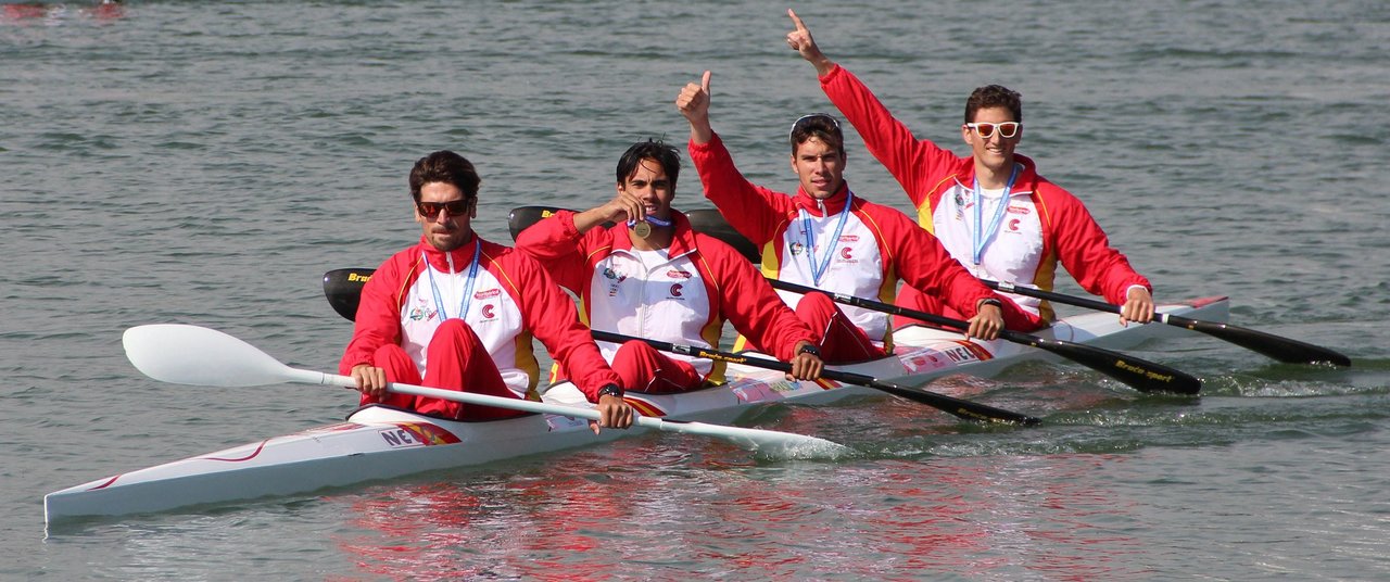 Los cuatro componentes del K-4 1.000 español, con Germade y Carrera, celebran la medalla de bronce.