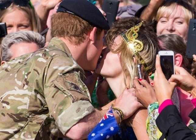 El príncipe Harry hace la "cobra" a una chica que le intenta besar