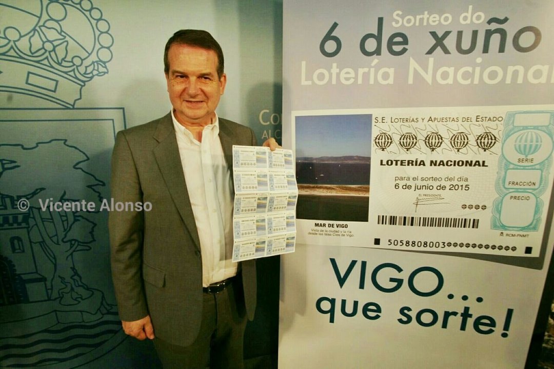 El alcalde Abel Caballero presentó ayer los billetes de Lotería con la imagen de islas Cíes y de Vigo.
