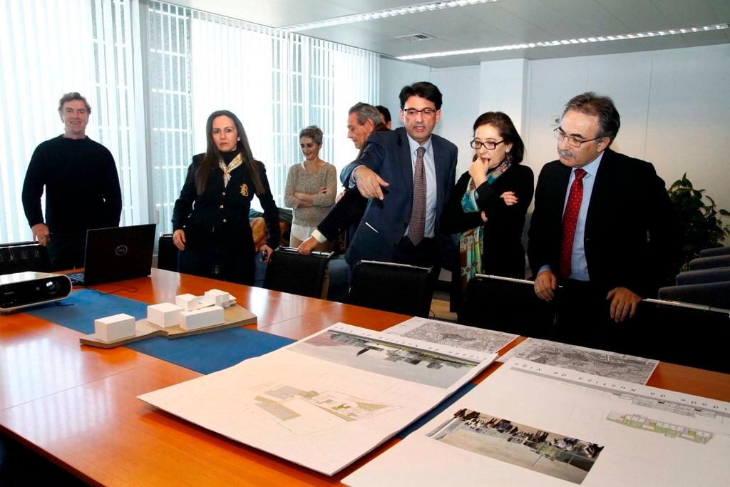 El director xeral de Xustiza muestra a procuradores y abogados de Vigo el proyecto de la Ciudad de la Xustiza en 2012.