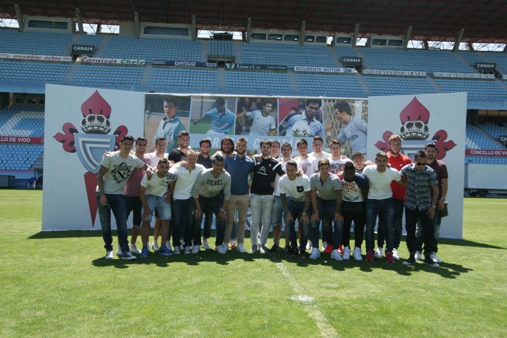 Borja Oubiña posa con sus compañeros en el primer equipo del Celta, a los que agradeció su apoyo este año. //JV Landín
