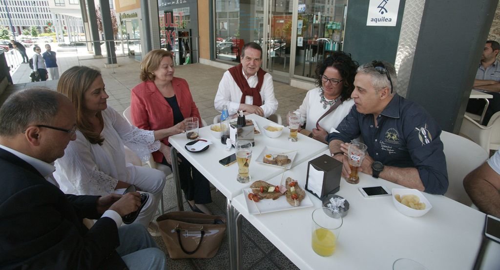 Abel Caballero, en el aperitivo con familia, amigos y candidatos en Navia.