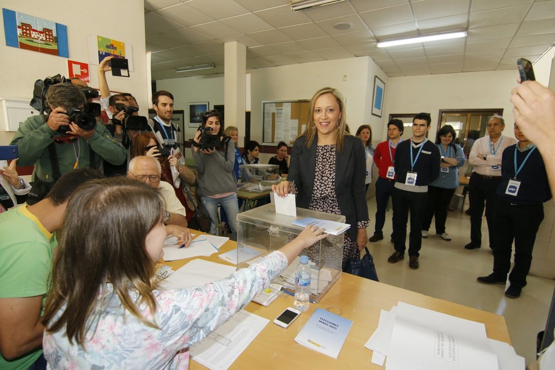 Elena Muñoz deposita su voto en el colegio electoral