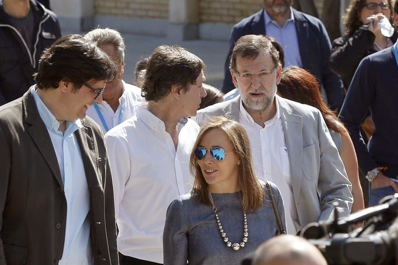 El presidente del Gobierno, Mariano Rajoy, y su mujer, Elvira Fernández, tras ejercer su derecho al voto esta mañana en el colegio electoral Bernardette de Aravaca, en Madrid