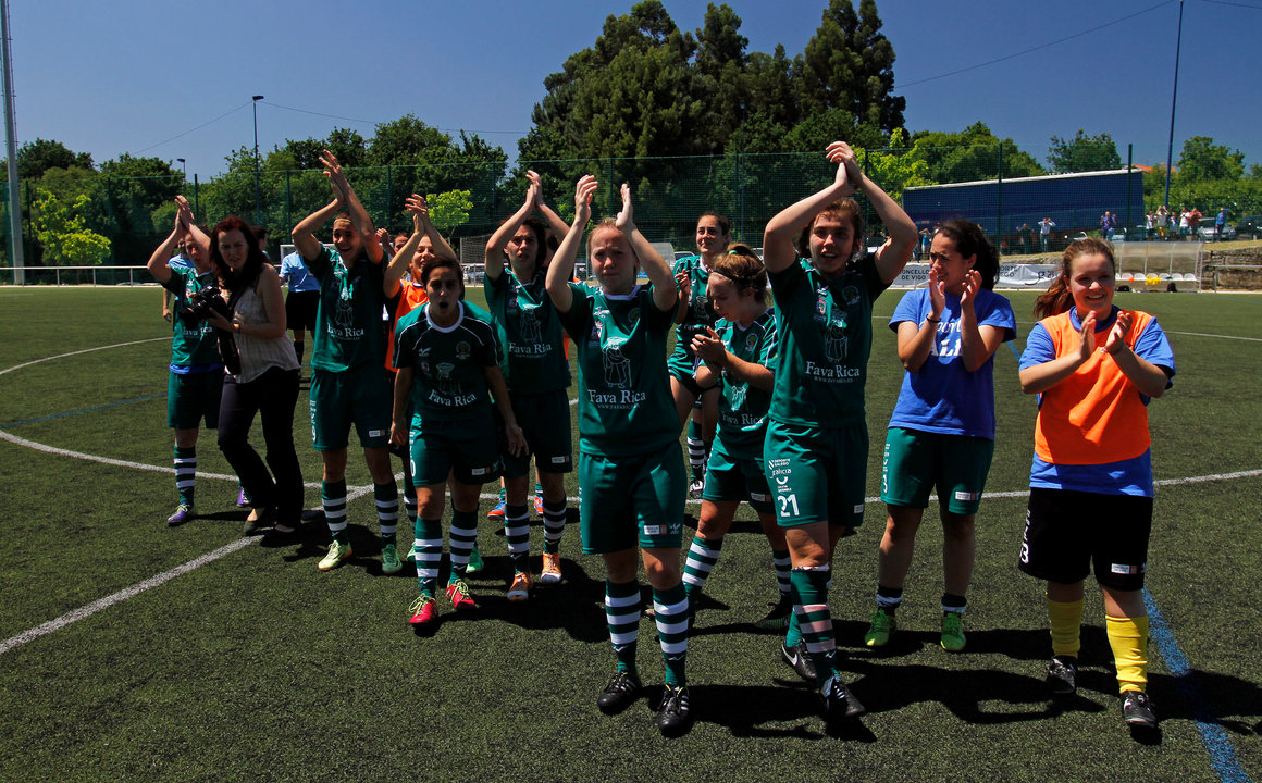 As xogadoras do Olivo agradecen o apoio da su afección ó término do partido disputado onte no campo Manuel Pahíño de Navia.