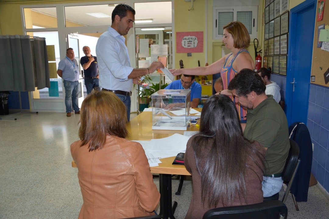 El todavía alcalde en funciones Alberto Valverde votando en el colegio Humberto Juanes.