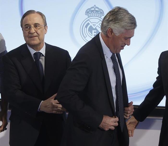 El presidente del Real Madrid, Florentino Pérez (i), junto al entrenador, el italiano Carlo Ancelotti (d)