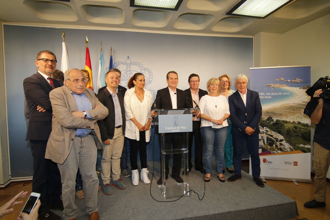 El alcalde de Vigo, ayer, junto con los miembros de su gobierno en funciones en la primera rueda de prensa tras la victoria electoral.