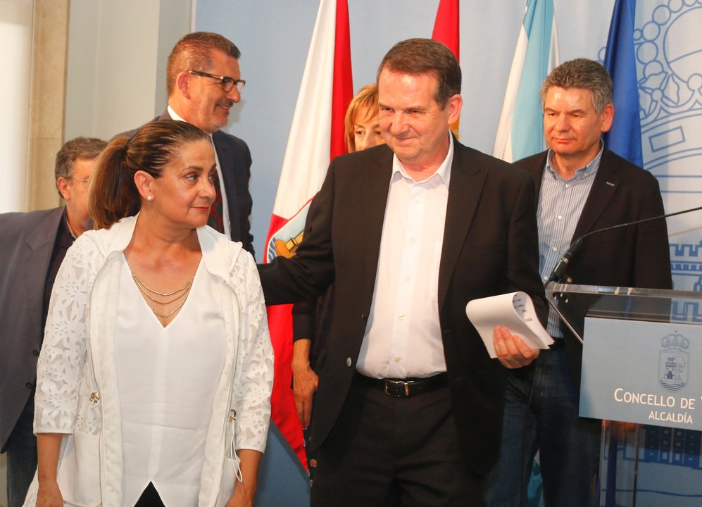 El alcalde de Vigo, ayer, junto con los miembros de su gobierno en funciones