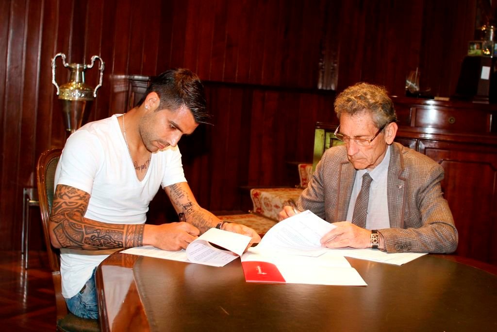 Augusto Fernández y Carlos Mouriño estampan sus firmas en el nuevo contrato del capitán del Celta.