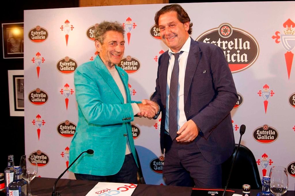 Carlos Mouriño e Ignacio Rivera, tras la firma del acuerdo ayer en la cervecería Estrella Galicia de Vigo.