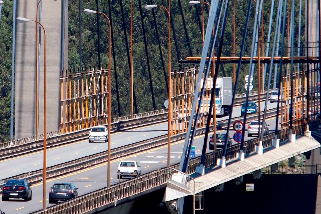 La ampliación en marcha del puente de Rande ya resulta visible en el montaje realizado en el medio.