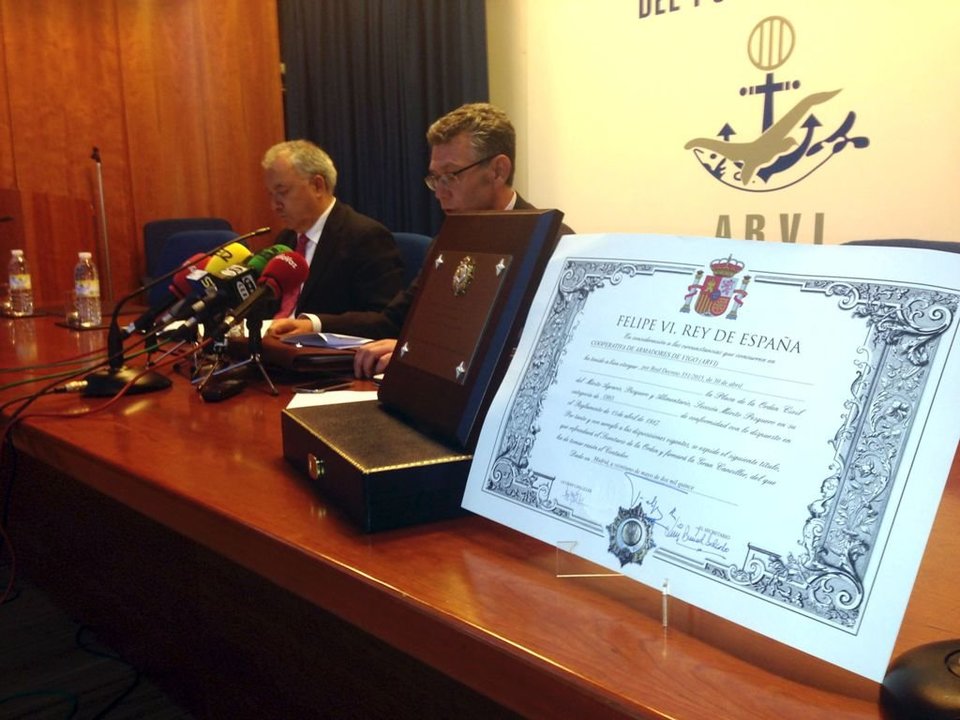 El presidente de ARVI, Touza, y el gerente, Fuertes, con la placa de oro concedida por el Gobierno y un diploma.