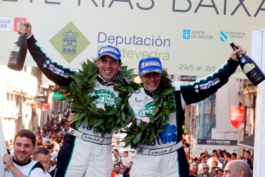 Sergio Vallejo (d) y su hermano Diego celebran la victoria conseguida el año pasado en el Rías Baixas.