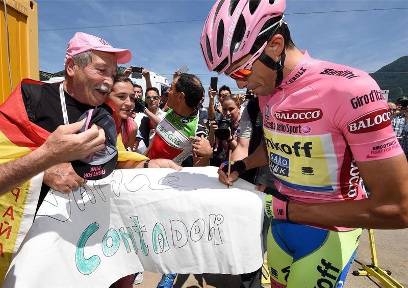 El ciclista español del Tinkoff-Saxo Alberto Contador firma autógrafos