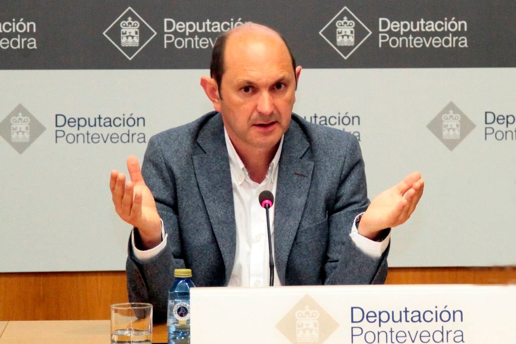 Rafael Louzán, ayer en su comparecencia ante la prensa, explicando su nueva propuesta.