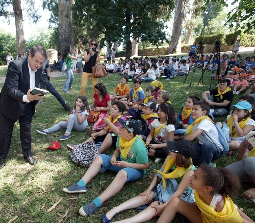 Os alumnos de Carrasqueira entregaron o libro “Cidade dos nenos” ao alcalde Abel Caballero.