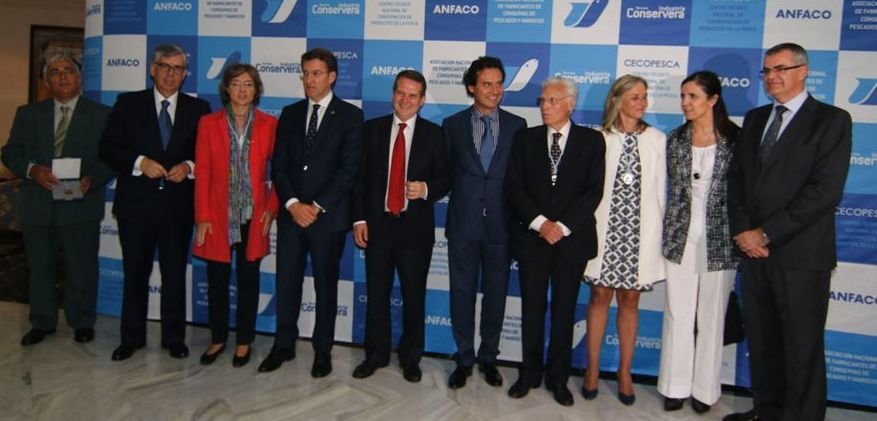 Los premiados, con presidente y secretario general de Anfaco, presidente de la Xunta, alcalde de Vigo y delegado del Gobierno, ayer en el Círculo de Empresarios.