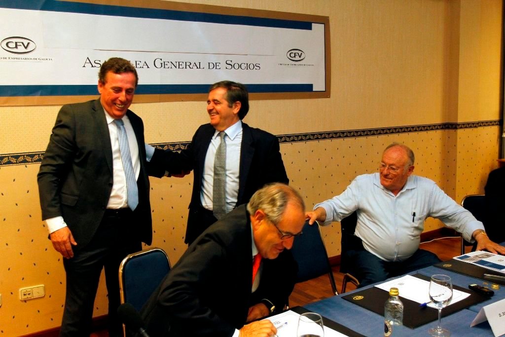 Güell con su antecesor, Javier Garrido, ayer en la sede del Club Financiero Vigo.