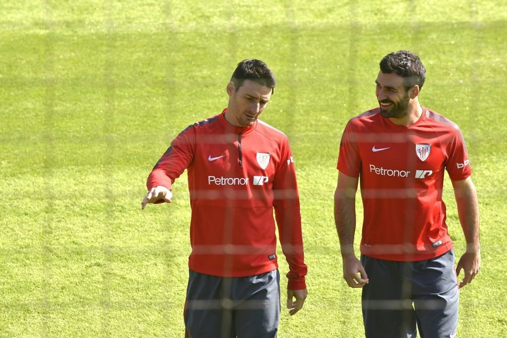 Aritz Aduriz, ayer junto a su compañero en el Athletic Balenziaga.