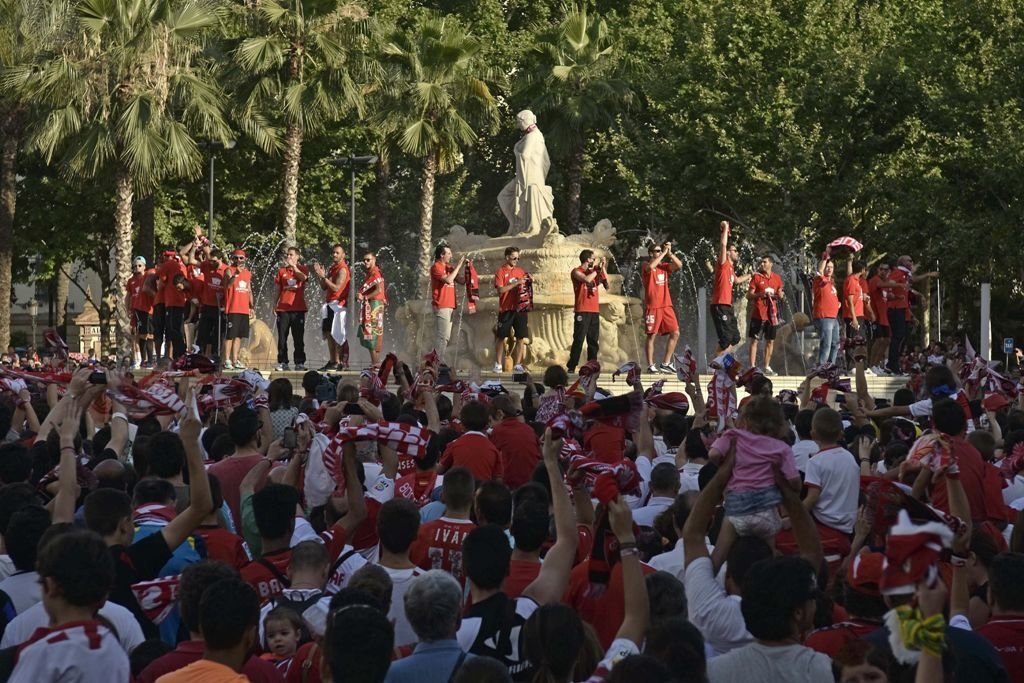 El Sevilla celebró la Liga Europa en casa con una multitud