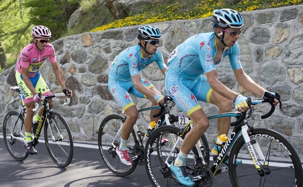 Contador sigue a Kangert y a Mikel Landa en la etapa de ayer.