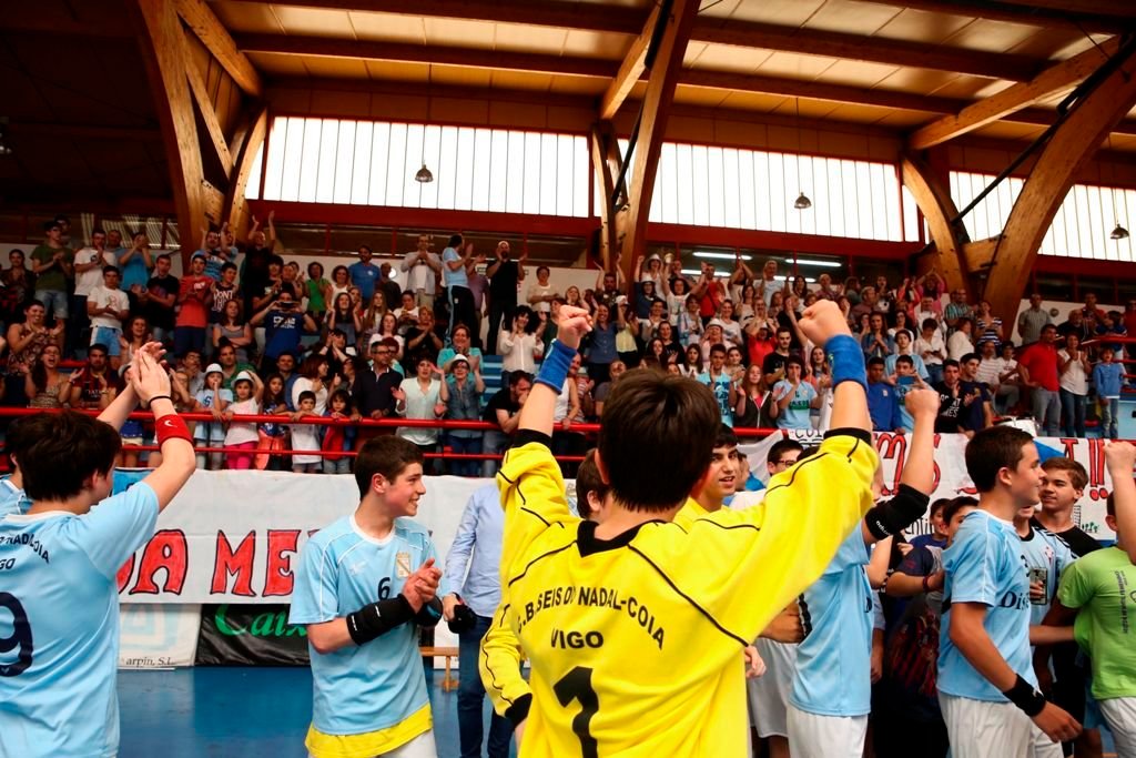 Los jugadores del Distevi Seis do Nadal celebran su clasificación para la fase final del Campeonato de España en un pabellón de Coia abarrotado.