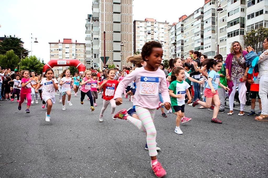 Salida de la carrera para niñas de 5 y 6 años, que tuvieron que dar una vuelta a un circuito de 400 metros en el entorno de la calle A Guarda.